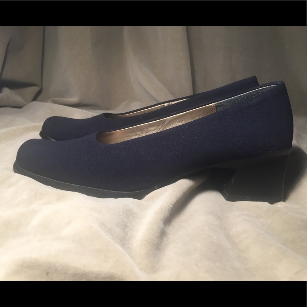 Caressa navy fabric heels size 8